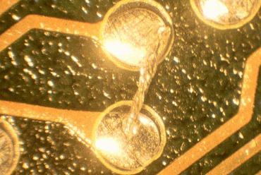 Figure 3: Another solderball attached to the edge of a resist